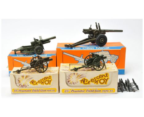 Crescent Toys group of 4 guns - (1) 1249 18-pounder field gun - drab green, (2) same but military green, (3) 1250 25-pounder 