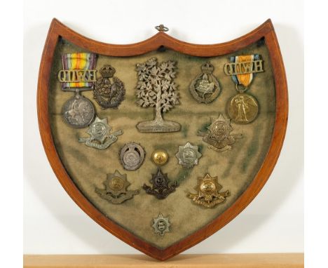 Of WWI and Worcester Yeomanry Interest:- A WWI pair '3502 Pte G Holmes Worc.Yeo' together with regimental badges and crests i