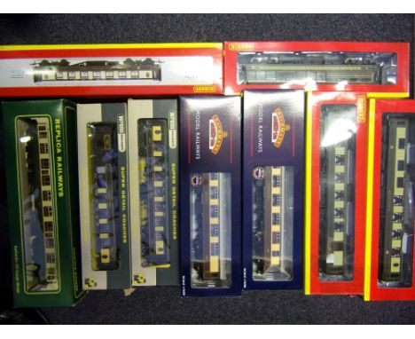 Bachmann Wrenn, Replica Railways and others:, a collection of Pullman coaches, all boxed. (26).