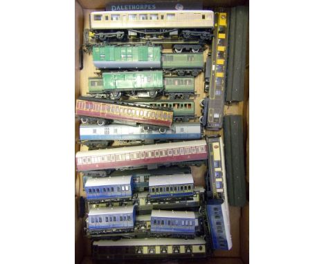 Triang, Bachmann and others, a collection of assorted passenger coaches: various liveries including Pullman coaches, all unbo