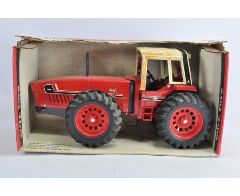 Ertl 1/16 International 3588 Snoopy Tractor. NM in VG to E Box.