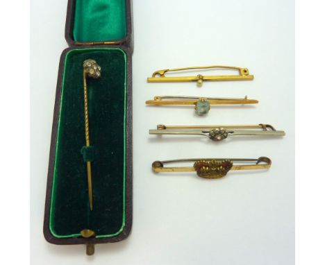 A SELECTION OF BROOCHES, and a stick pin (5)