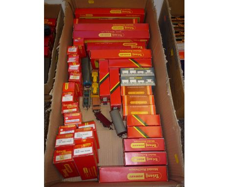 A COLLECTION OF ASSORTED BOXED AND UNBOXED TRI-ANG HORNBY, WRENN RAILWAYS AND HORNBY RAILWAYS OO GAUGE WAGONS, to include Tie