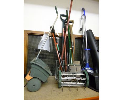 A QUANTITY OF GARDENING TOOLS