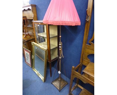 AN EARLY 20TH CENTURY DECORATIVE METAL TELESCOPIC STANDARD LAMP, with shade