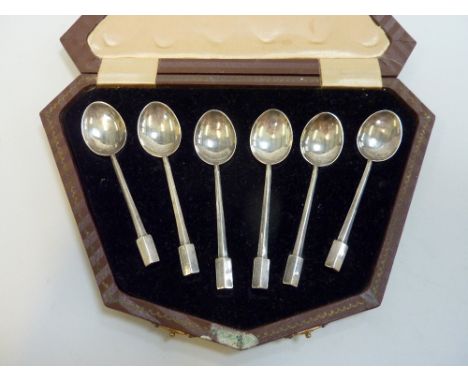 A CASED SET OF SIX ART DECO COFFEE SPOONS. K & L, Birmingham 1934, with canted facet handles to a geometric velour-lined case