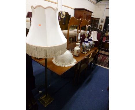 A MASONS MANDALAY DESIGN TABLE LAMP, three other table lamps and a brass standard lamp (5)