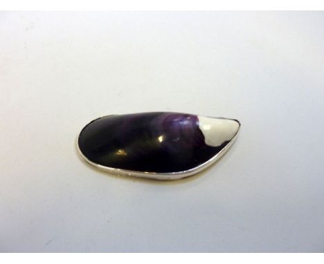 AN EDWARDIAN SILVER MOUNTED MUSSEL SHELL SNUFF BOX, Birmingham 1905, approximate gross weight 1.5 troy oz