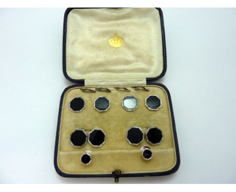 AN ART DECO STYLE ONYX BUTTON AND CUFFLINK SET, stamped 9ct, within fitted box