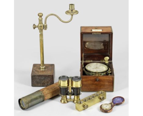 Maritimes Konvolut Messing, Holz. 6-tlg.; U. a. ein Barometer in originalem Lederetui, ein Fernglas mit Lederummantelung, ein