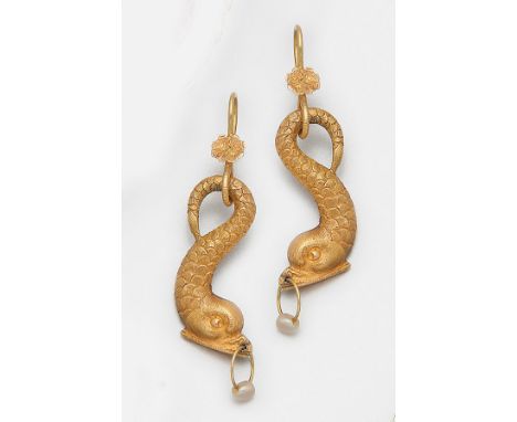 Paar Ohrgehänge im antikisierenden Stil Gelbgold, gest. 750. Sog. Antikhängung mit stilisiertem Delfin. Feine Goldschmiedeaus