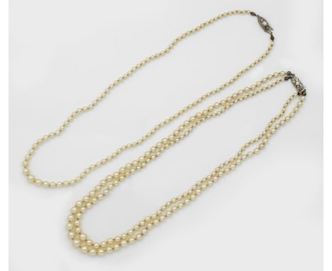 Zwei Perlenketten aus den 20er Jahren Gelbgold und Silber, gest. 585 /835. Einreihige bzw. zweireihige leicht verlaufende Ket
