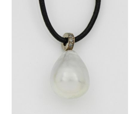 Eleganter Südsee-Perlanhänger Weißgold, gest. 750. Große weiße Südsee-Zuchtperle in Barockform, in sehr feinem rosé-grün chan