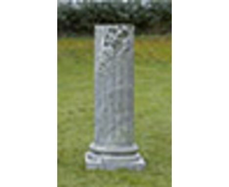 Skulpturensäule Cremeweißer, in unterschiedlichen Grüntönen gemaserter Marmor. Über quadratischer Plinthe profilierte Basis a