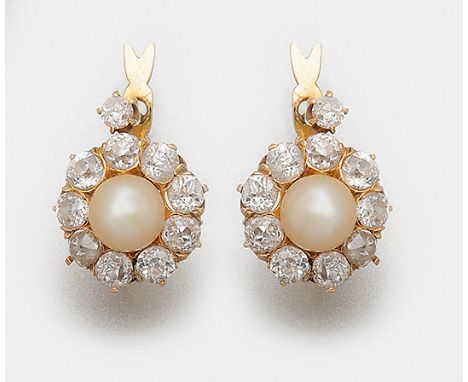 Paar viktorianische Perl-Diamant-Ohrringe Gelbgold, 14 ct.; Zentral besetzt mit jeweils einer cremefarbenen Perle von ca. 5,9