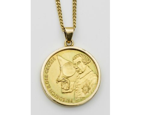 Gedenkmedaille Friedrich II der Große als Anhänger Gelbgold, gest. 333. Vergoldete Medaille mit Reliefdarstellung von Friedri