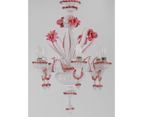 Murano-Deckenleuchter 6-flg.; Opalisierendes und himbeerfarbenes Glas. Mehrfach gegliederter Balusterschaft als Träger für Le