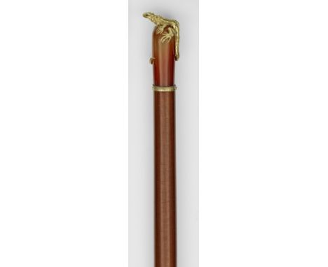 Spazierstock in der Art von Karl Fabergé. Silber, vergoldet und Holz. Auf dem konisch geformten, rötlichen Achat-Griff eine v