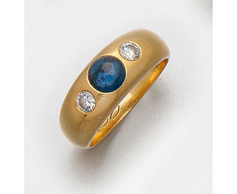 Klassischer Saphir-Bandring Gelbgold, gest. 750. Zentral besetzt mit einem Saphircabochon von ca. 0,40 ct., flankiert von zwe