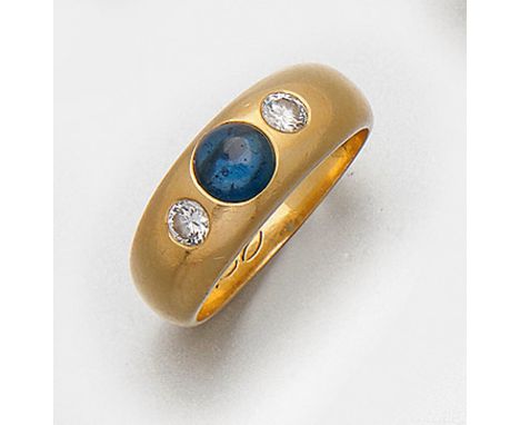 Klassischer Saphir-Bandring Gelbgold, gest. 750. Zentral besetzt mit einem Saphircabochon von ca. 0,40 ct., flankiert von zwe