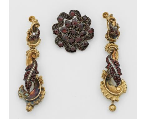 Biedermeier Granat-Parure Gelbgold, 14 ct.; Paar Ohrgehänge und eine korrespondierende Brosche. Schauseitig besetzt mit facet