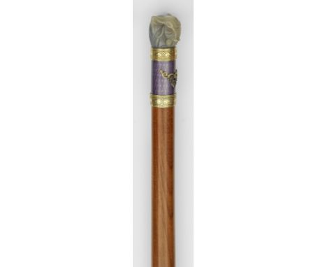 Zierstock mit figürlichem Knauf in der Art von Karl Fabergé. Grauer Achat und Holz mit vergoldeter Silbermontierung. Vollplas