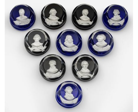 Zehn Paperweights aus "The Franklin Mint´s first Collection of Cameos in Chrystal".Farbloses, sowie blaues bzw. dunkelrotes G
