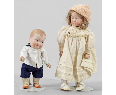 Seltene Charakterpuppe "Marie" von Kämmer &amp; Reinhardt und GooglyBiskuitporzellan-Kurbelkopf mit geschlossenem Mund, blaue