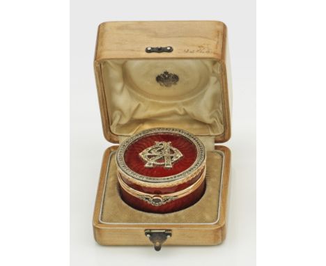 Zierdose im Stil von Karl Fabergé. Mit Etui. Gold, teilw. emailliert. Zylindrischer Korpus, umlaufend rot emailliert über fei
