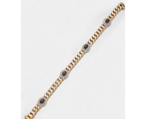Klassisches Saphir-Armband Gelbgold, gest. 585. Schauseitig besetzt mit vier Saphircabochons, entouriert von kleinen Diamante