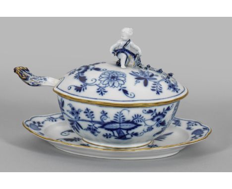 Deckelsauciere und Schöpflöffel mit Zwiebelmusterdekor Ovaler Korpus mit figürlichem Knauf als Putto. Zwiebelmusterdekor in u