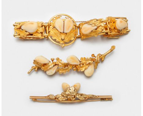 Trophäen-Parure von 1938 Gold, 14 ct.; Armband und zwei korrespondierende Nadeln. Schauseitig besetzt mit Hirschgrandeln und 