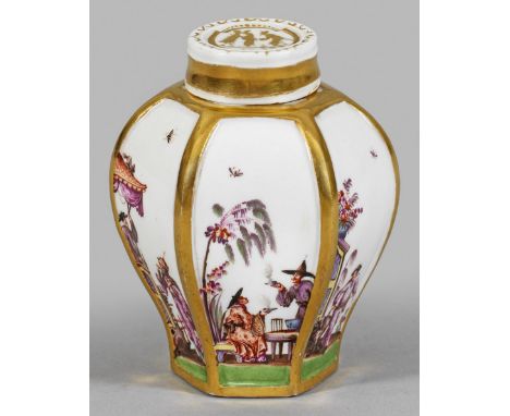 Frühe Teedose mit Hoeroldt-Chinoiserien Balusterförmiger, hexagonaler Korpus mit kurzem, zylindrischem Hals. Übergreifender, 