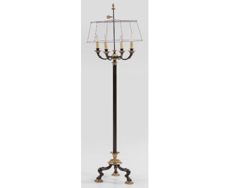 Napoleon III-Salonlampe 4-flg.; Messing, teilw. dunkel patiniert. Über stark geschwungenen Beinen gekanteter Schaft als Träge