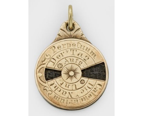 Kalendarium-Anhänger Metall, teilw. 14 ct. Gold. Runder Anhänger mit beidseitig eingraviertem Caldendarium. Gew. ca. 6,40 g. 