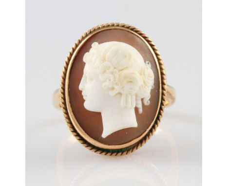 A 9ct yellow gold cameo ring, rub over set with an oval cameo, measuring approx. 20x15mm, depicting a lady's portrait in prof