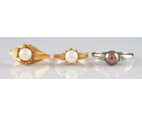 A 9ct yellow gold pearl set ring, set centrally with a white pearl, with split shoulders, hallmarked London 1966, ring size K