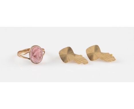 An early 20th Century 9ct yellow gold cameo ring, rub over set with a central oval pink moulded cameo depicting a lady's port