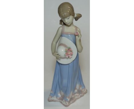 LLADRO FIGURINE GIRL WITH BONNET 