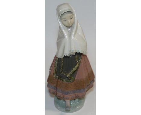 LLADRO FIGURE GIRL IN NATIONAL COSTUME 