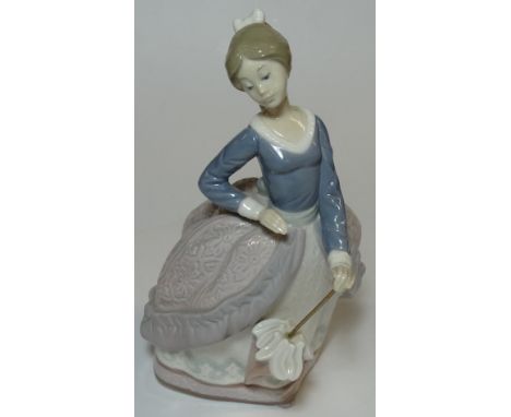 LLADRO FIGURE GIRL WITH PARASOL & CRINOLINE DRESS 