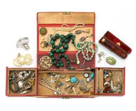 A quantity of jewellery, to include a cased cheroot with 9ct gold collar, a single row graduated malachite bead necklace, a g