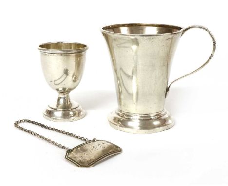 A sterling silver claret label, by George Unite, Birmingham 1912, together with a sterling silver mug, Birmingham 1962, 8cm h