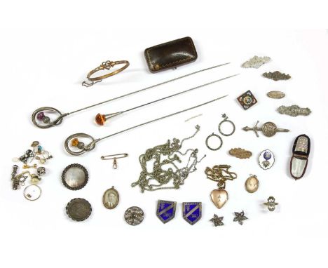 A quantity of jewellery, to include a gold bar brooch with swivel clasp, tested as approximately 9ct gold, 2.60g, a sterling 