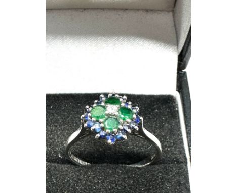 18ct white gold vintage diamond, sapphire &amp; emerald cluster ring (3.4g) 