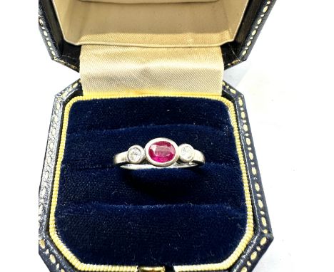 18ct white gold diamond &amp; ruby ring weight 3.5g 