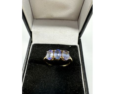 10ct gold tanzanite three stone ring (1.9g) 