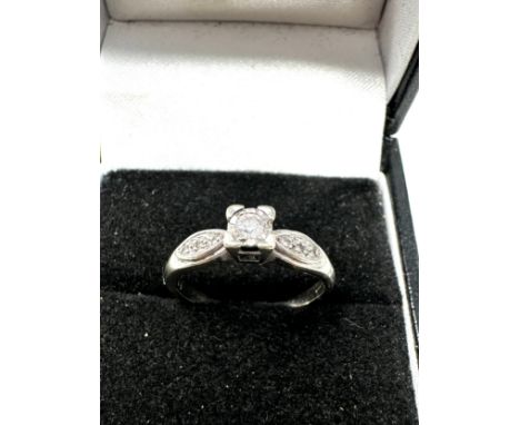 9ct white gold diamond solitaire ring with diamond set shank (2.3g) 