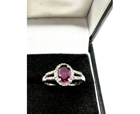 9ct white gold diamond &amp; garnet halo ring (2.3g) 