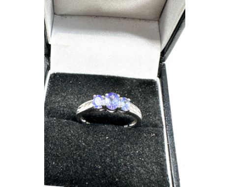 9ct white gold tanzanite ring with diamond shoulders (2.2g) 